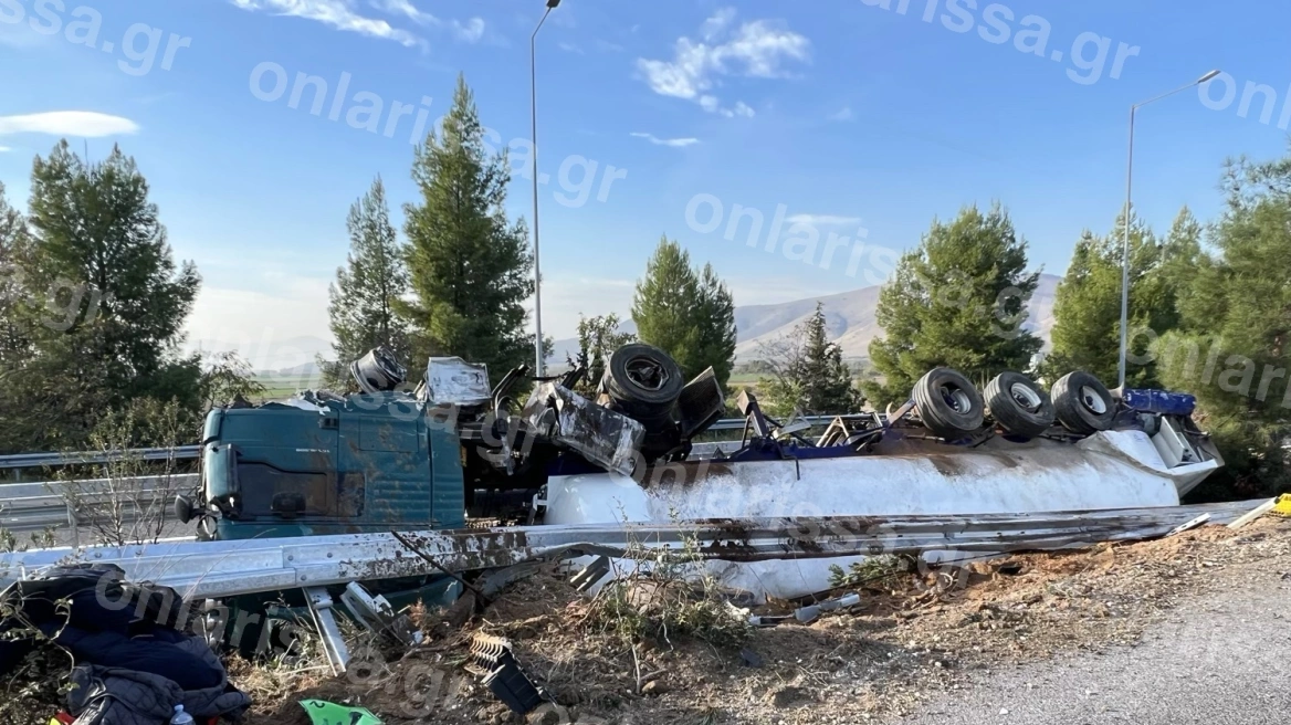 Ανατροπή βυτιοφόρου με εύφλεκτο υλικό στην Λάρισα – Κλειστή πάνω από εννέα ώρες η Εθνική Οδός (φωτο-βίντεο)