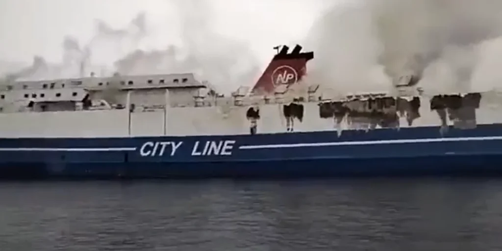 Ινδονησία: Φωτιά σε πλοίο με 271 άτομα – Με σωσίβια οι επιβάτες περιμένουν να τους διασώσουν (βίντεο)