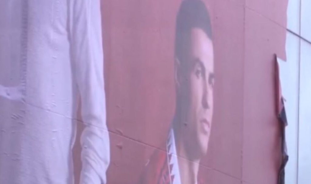 «Πόλεμος» στη Μ.Γιουνάιτεντ: Αφαιρέθηκε τεράστια αφίσα του Κ.Ρονάλντο από το «Ολντ Τράφορντ» (φωτό-βίντεο)