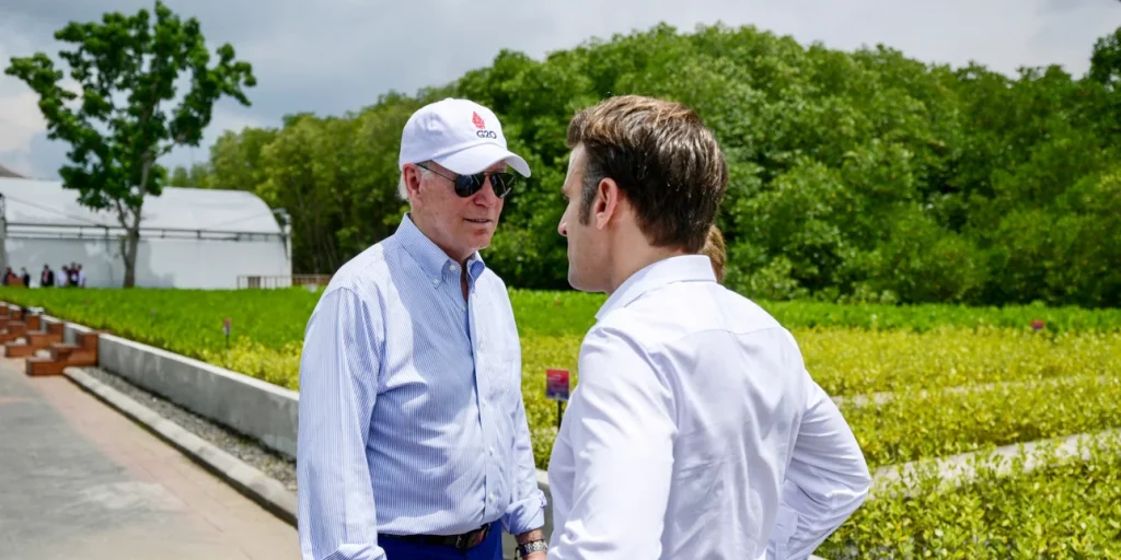 Το είδαμε κι αυτό: Ο Τ.Μπάιντεν εντυπωσιάστηκε από τους… δικεφάλους ενός καμεραμάν – Μετά έμαθε ότι είναι Ρώσος (βίντεο)