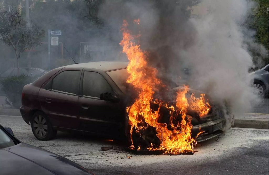 Αχαρνών: Αυτοκίνητο τυλίχθηκε στις φλόγες στη μέση του δρόμου (φωτό)