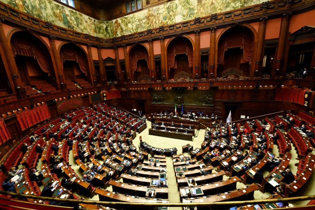Ιταλία: Oι γυναίκες της Βουλής θα μπορούν στο εξής να θηλάζουν τα παιδιά τους στην αίθουσα