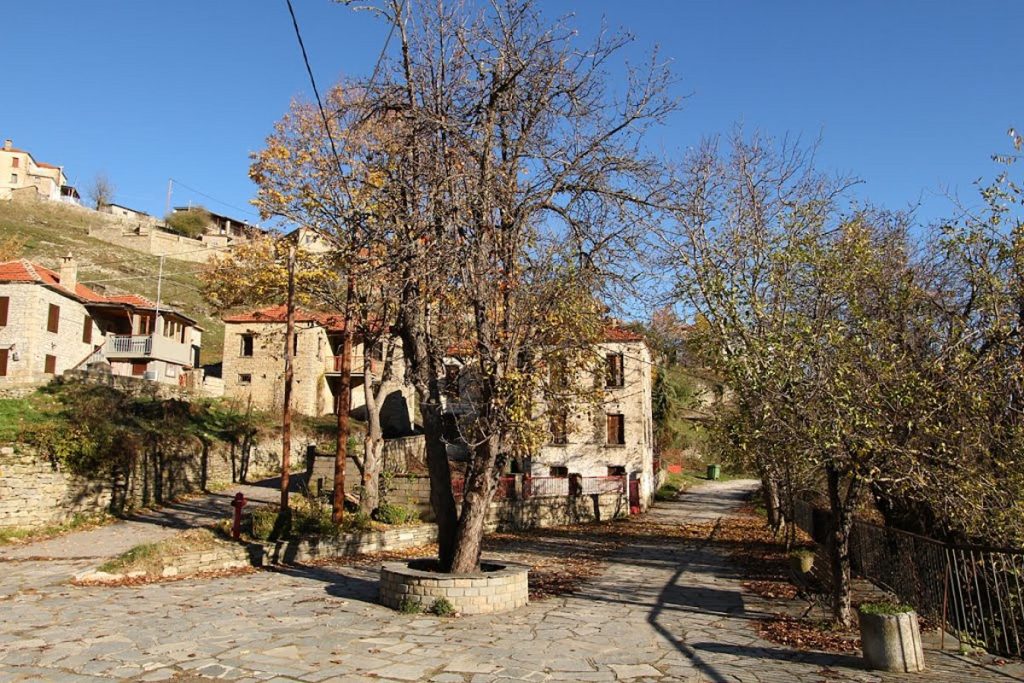 Το παραδοσιακό ορεινό χωριό στα Γρεβενά με τα πετρόχτιστα σπίτια και τα γραφικά σοκάκια