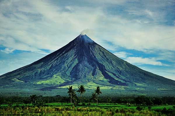 Εντυπωσιακό: Το ηφαίστειο με τον πιο τέλειο κώνο! (φωτο)