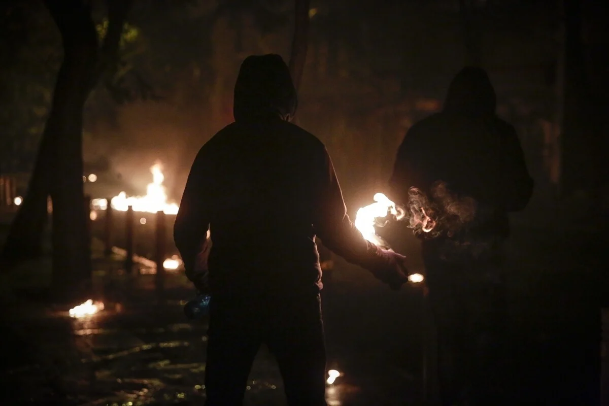 Πολυτεχνείο: «Βροχή» από μολότοφ στην Πάτρα – Φωτιά σε πολυκατοικία, προσαγωγές και συλλήψεις (upd) (φωτο-βίντεο)