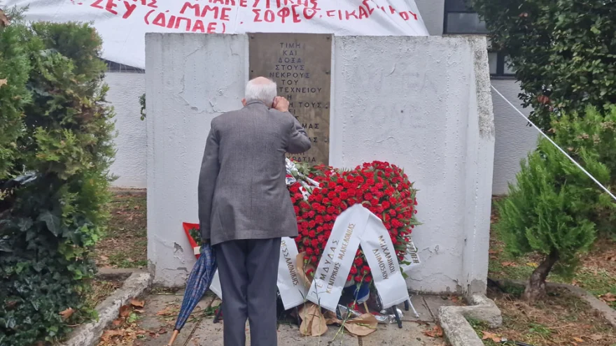 Πολυτεχνείο: Πλήθος κόσμου τιμά την επέτειο αφήνοντας γαρύφαλλα στη Θεσσαλονίκη (φωτο)