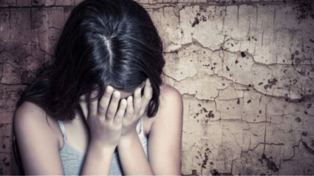 Πετράλωνα: Καταγγελία από τη νονά της 22χρονης – «Υπάρχει φωτογραφία με τη μάνα να φιλά στο στόμα την κόρη μου»