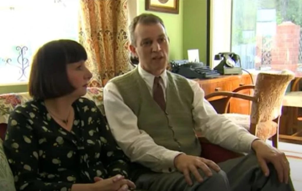 Ζευγάρι στη Βρετανία ζει σαν να είναι… 1930: «Λατρεύουμε τη λάμψη της εποχής» (βίντεο)