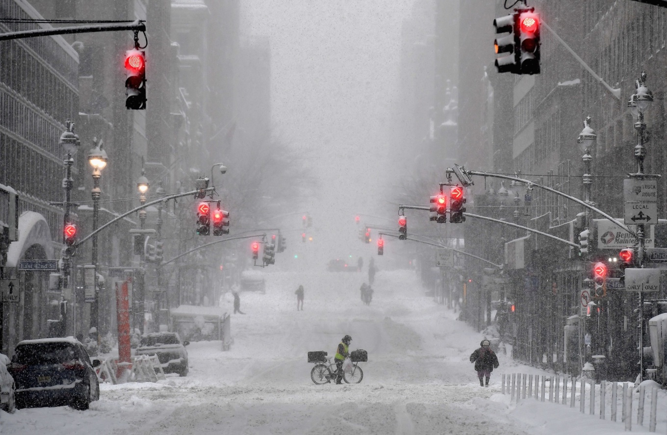 Ιστορική χιονοθύελλα στη δυτική Νέα Υόρκη – Κατάσταση έκτακτης ανάγκης σε 11 κομητείες (φωτό-βίντεο)