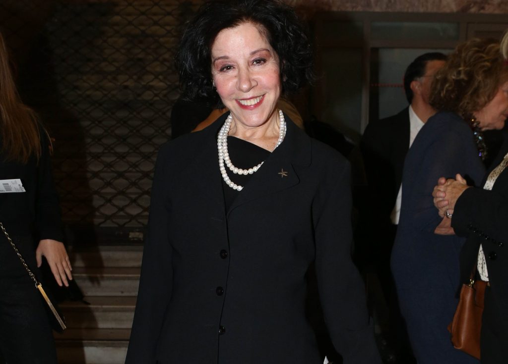 Συγγενείς και συνάδελφοι αποχαιρετούν την Μίνα Αδαμάκη – Ποιοι πήγαν στην κηδεία