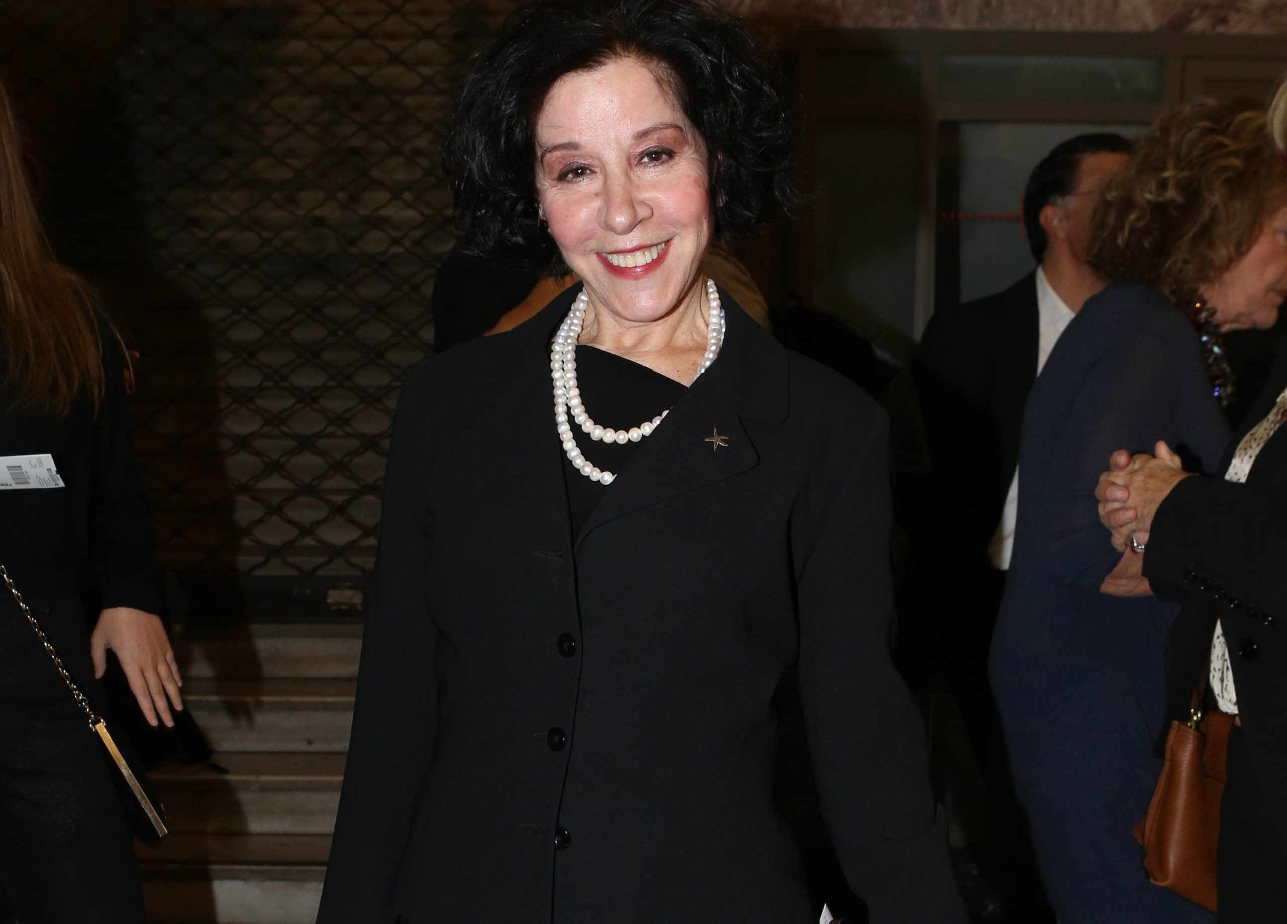 Συγγενείς και συνάδελφοι αποχαιρετούν την Μίνα Αδαμάκη – Ποιοι πήγαν στην κηδεία