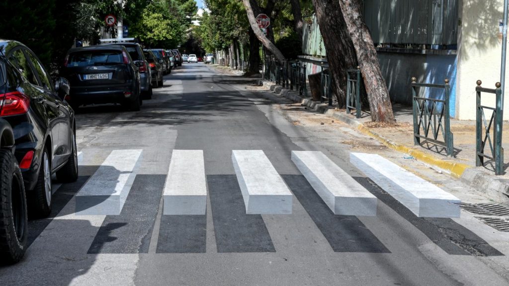 Η οφθαλμαπάτη στους δρόμους της Ελλάδας που «σκαλώνει» όλους τους οδηγούς (φωτό)