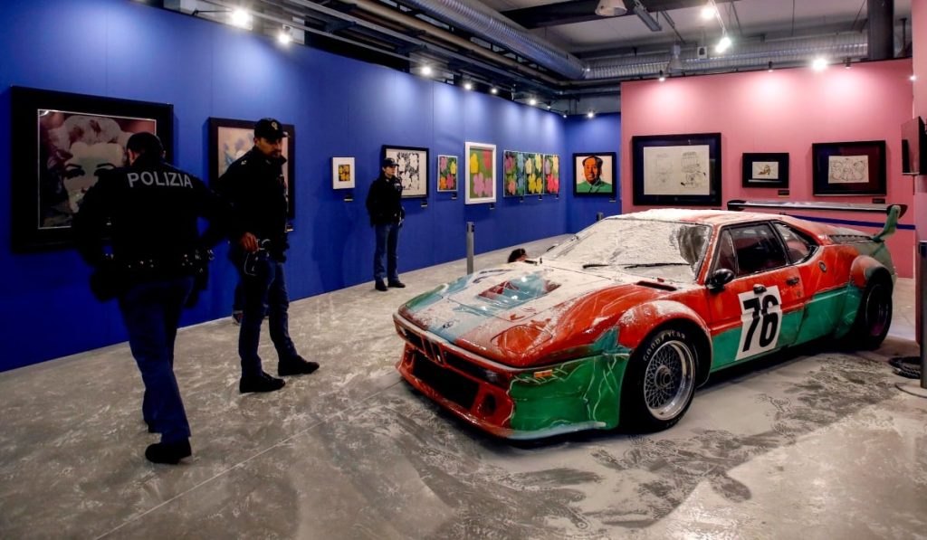 Οι ακτιβιστές «χτύπησαν» ξανά: Έριξαν 8 κιλά αλεύρι στο αυτοκίνητο του Άντι Γουόρχολ (φωτό-βίντεο)