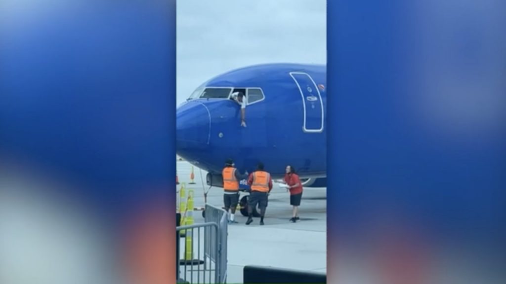 Πιλότος «κρεμάστηκε» από το παράθυρο του αεροπλάνου για να πιάσει κινητό επιβάτη (βίντεο)