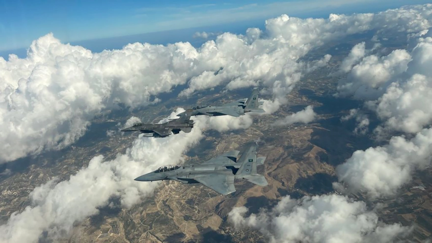 Ο αρχηγός ΓΕΑ πέταξε με μαχητικό από την 115ΠΜ στη Σούδα (φωτό)