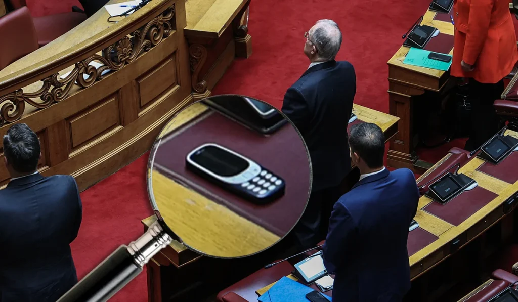 Ο φόβος φυλάει τα έρμα: Με «αρχαίο» κινητό «κατά» των υποκλοπών ο πρόεδρος της Βουλής Κ.Τασούλας στην Ολομέλεια