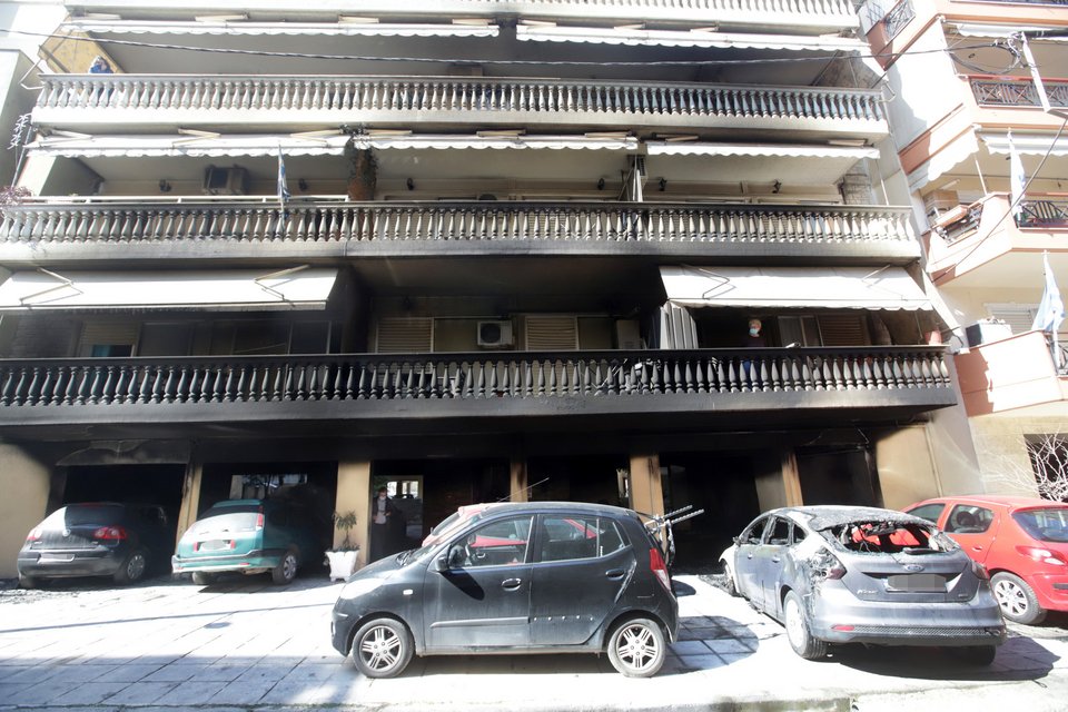 Θεσσαλονίκη: Εμπρησμός η φωτιά σε πυλωτή στην Καλαμαριά – Συνελήφθη μία 55χρονη