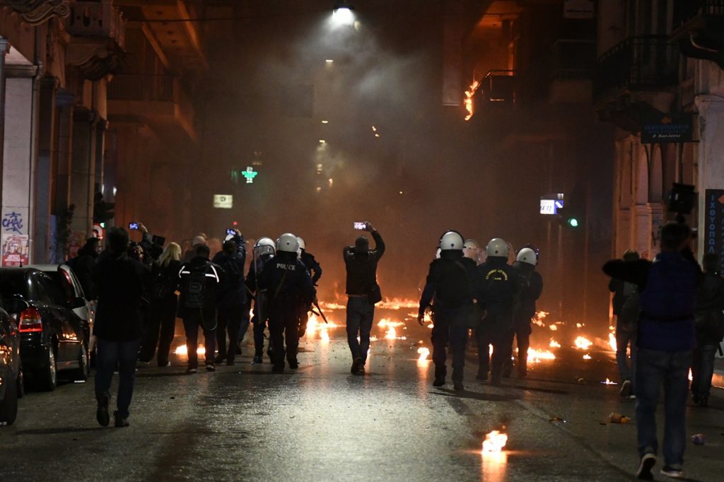 Πάτρα: Πήρε προθεσμία η 21χρονη για τις μολότοφ στην πορεία