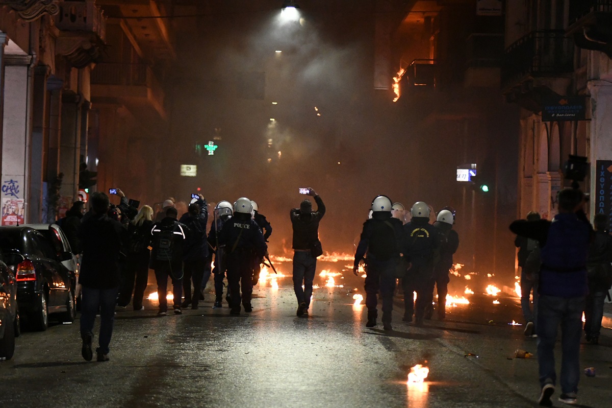 Πάτρα: Πήρε προθεσμία η 21χρονη για τις μολότοφ στην πορεία