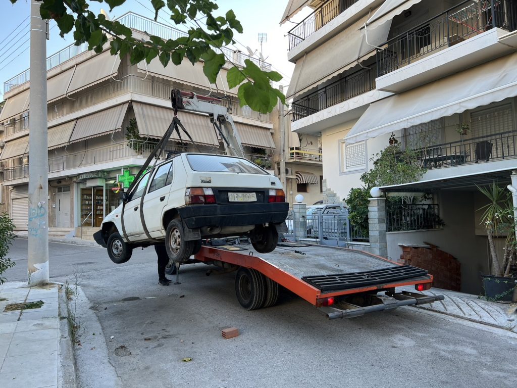 Αθήνα: Πάνω από 3.000 εγκαταλελειμμένα οχήματα απομακρύνθηκαν σε τρία χρόνια