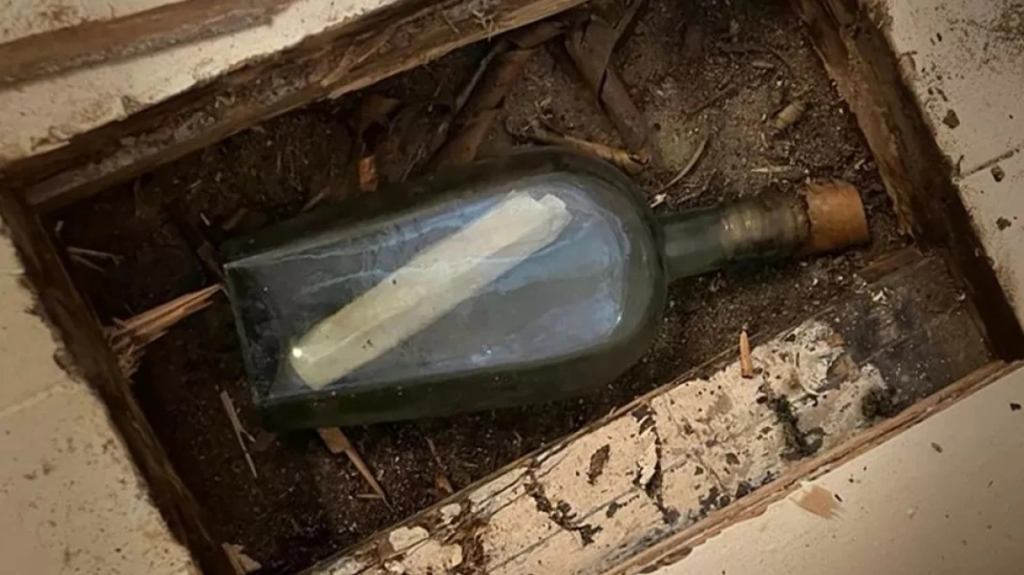 Ανεπανάληπτο εύρημα στο Εδιμβούργο: Μήνυμα σε μπουκάλι ήταν κρυμμένο κάτω από ξύλινο πάτωμα για 135 χρόνια