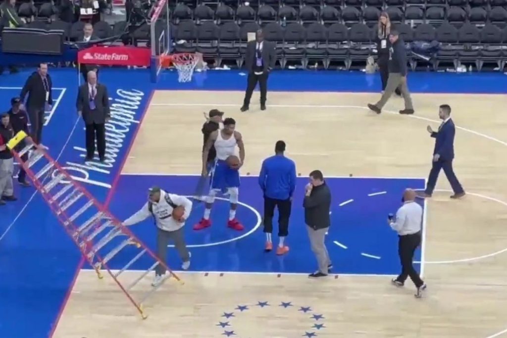 Γιάννης Αντετοκούνμπο: Τα νεύρα και το ξέσπασμα σε μια σκάλα που έφερε αντιδράσεις στα social media (βίντεο)