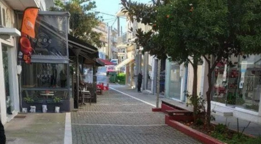 Αλιβέρι: Συνταξιούχος έχει μετατρέψει τον πεζόδρομο σε… τουαλέτα – Σε αγανάκτηση οι έμποροι