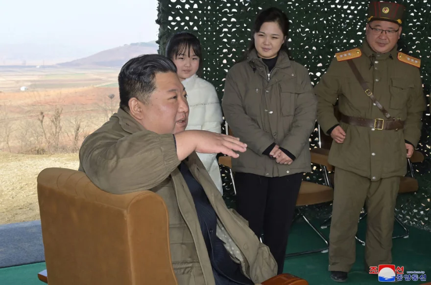 Κιμ Γιονγκ Ουν: Η πρώτη δημόσια εμφάνιση με την κόρη του (φωτο)