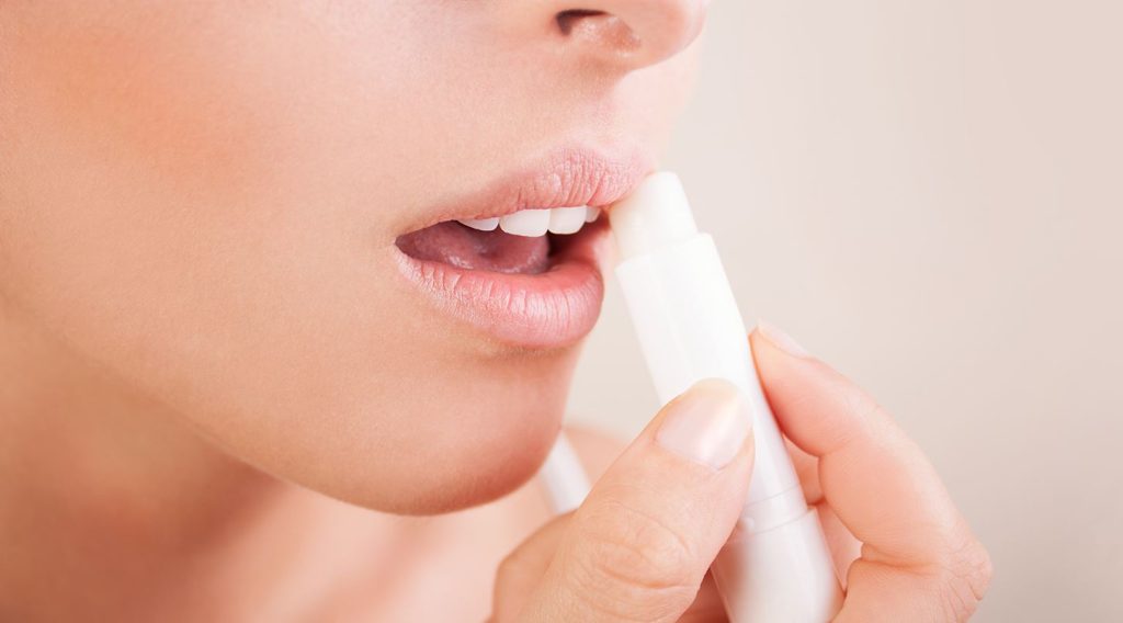 Να γιατί τα lip balms κάνουν τα ξηρά χείλη χειρότερα