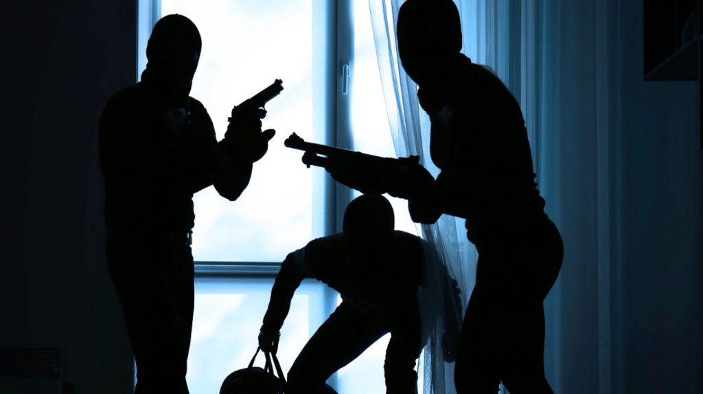 Θύμα ληστείας μέσα στο σπίτι του έπεσε ο αντιδήμαρχος Κηφισιάς – Τον ακινητοποίησαν τέσσερις κουκουλοφόροι