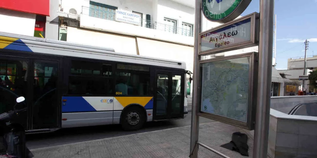 Γυναίκα έπεσε στις γραμμές του Μετρό στο Αιγάλεω – Απεγκλωβίστηκε τραυματισμένη (upd)