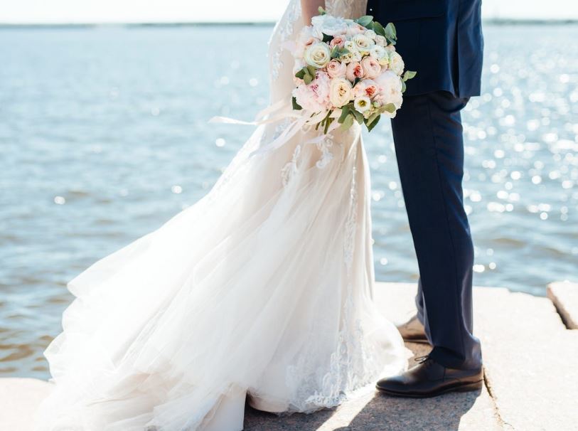 Νέα έρευνα: Οι Ελληνίδες πλέον αναβάλλουν τον γάμο και όλο και περισσότερες δεν παντρεύονται