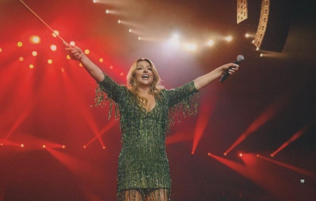 Η Έλενα Παπαρίζου τα «έσπασε» στην Ολλανδία: Τραγούδησε με «καυτό» μίνι φόρεμα γεμάτο κρόσια (φωτό-βίντεο)