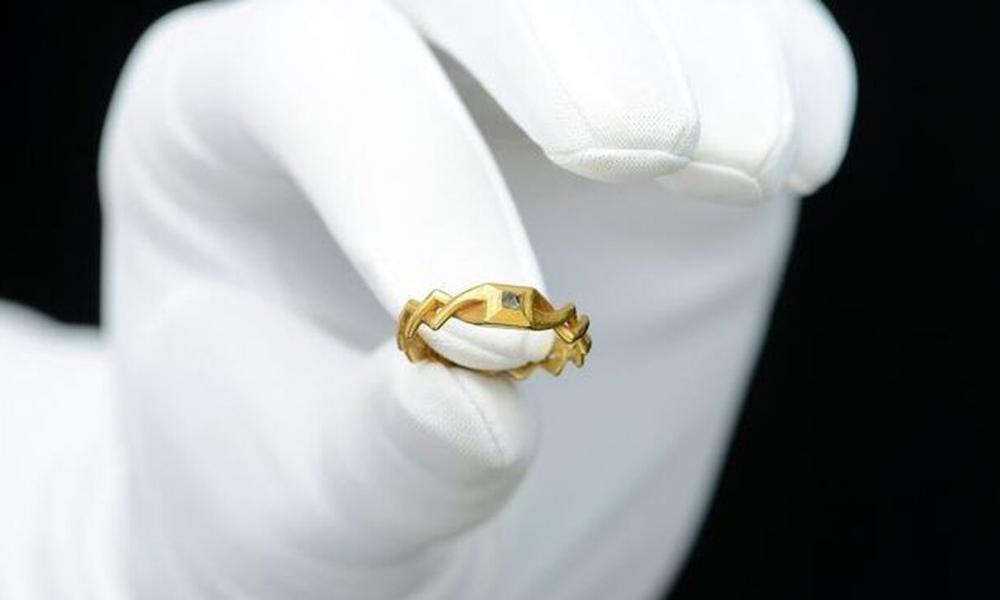 Βρετανία: Άνδρας βρήκε μεσαιωνική βέρα αξίας 47.000 δολαρίων με ανιχνευτή μετάλλου