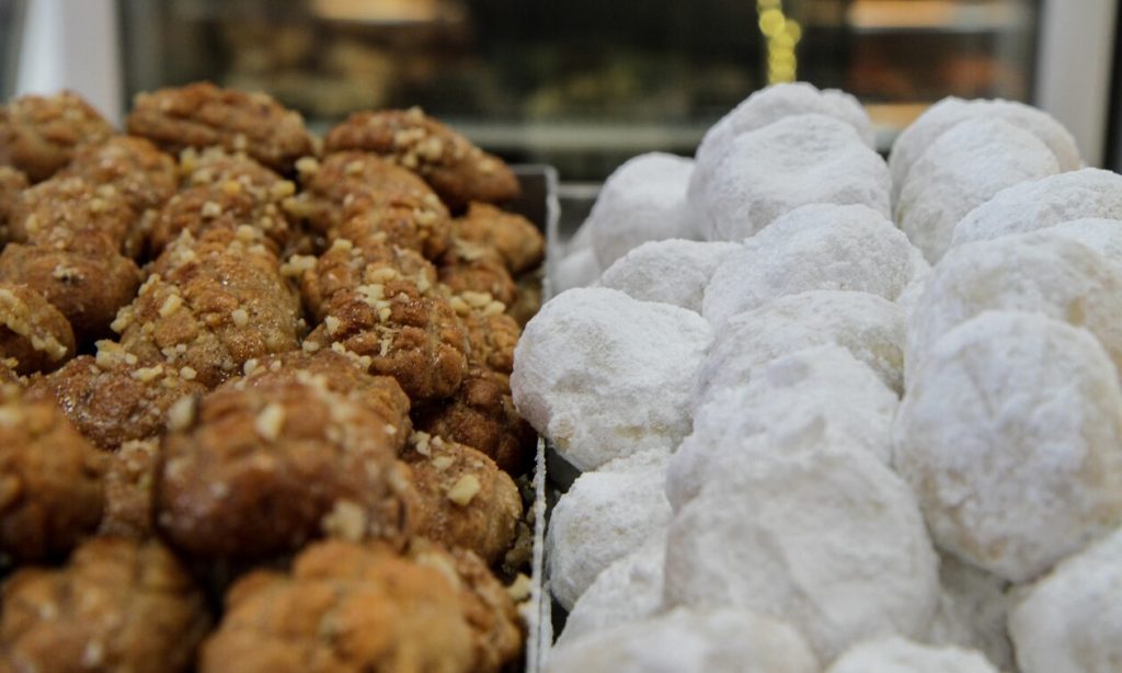 Μελομακάρονα και κουραμπιέδες από… «χρυσό»: «Τσούζουν» οι τιμές φέτος – Πόσο πάει το κιλό