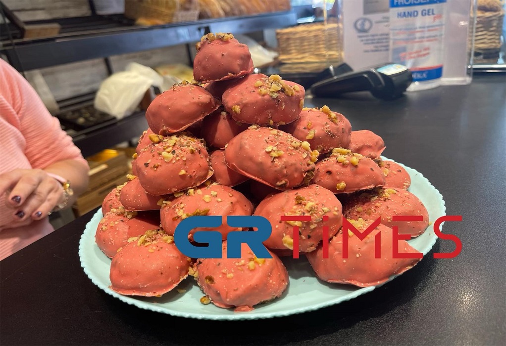 Θεσσαλονίκη: Τα ροζ μελομακάρονα που κάνουν… πάταγο (βίντεο)