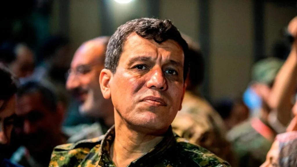 Στρατάρχης Μαζλούμ Αμπντί: «Οι Τούρκοι δολοφονούν αμάχους – Θα κτυπήσουμε σκληρά και παντού»