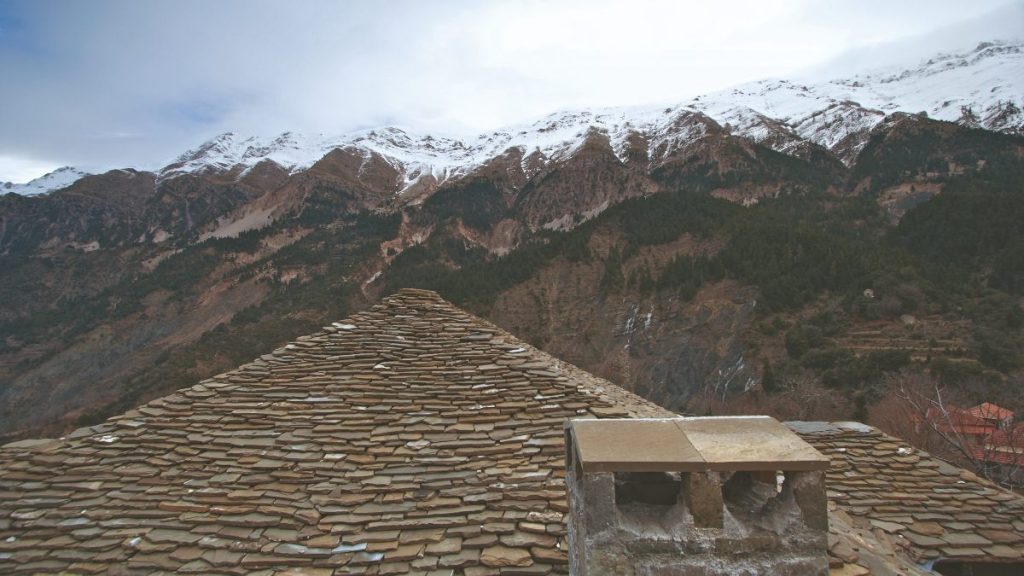Το όμορφο ορεινό χωριό με τους διπλούς καταρράκτες που είναι χτισμένο σε πλαγιά των Τζουμέρκων