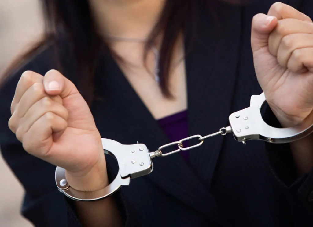 Συνελήφθη 45χρονη γυναίκα στα Ιωάννινα – Πιάστηκε να βιντεοσκοπεί δίκη
