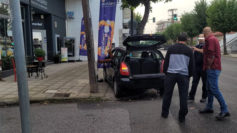 Λάρισα: Οδηγός «μεράκλωσε» στην μέση του δρόμου – Κάρφωσε το ΙΧ σε κολώνα και άρχισε να χορεύει (βίντεο)