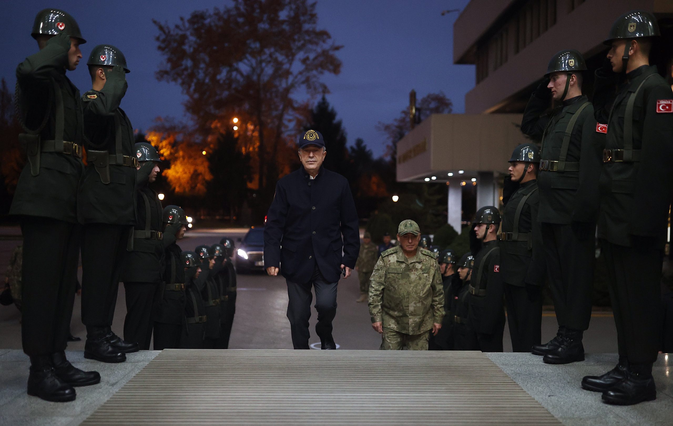 Ανήσυχος ο Χ.Ακάρ για τις εξελίξεις στη βόρεια Συρία: Πήγε στο αρχηγείο του τουρκικού Στρατού