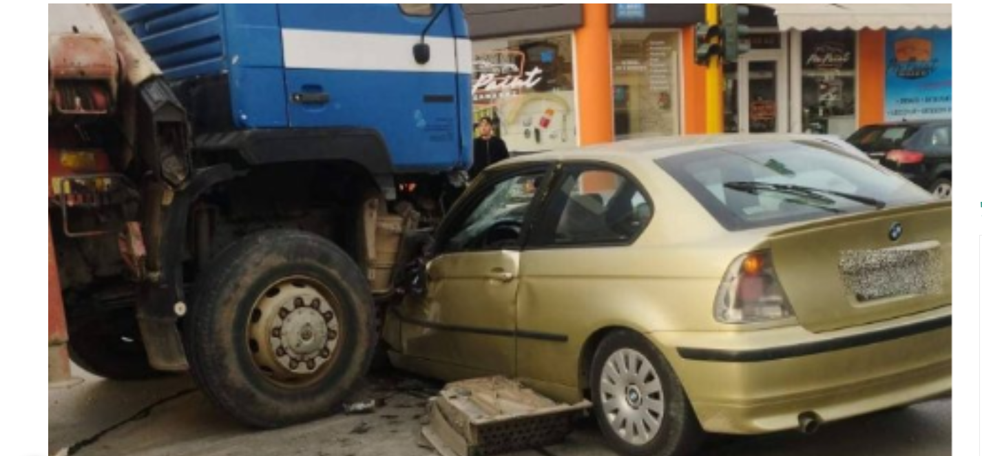 Κρήτη: Φορτηγό «εμβόλισε» ΙΧ – Γλίτωσε για μερικά εκατοστά η οδηγός (φωτο)