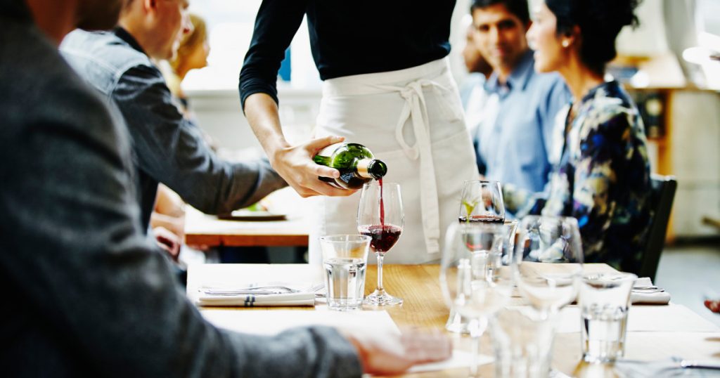 Ανάγκασαν τους σερβιτόρους να συνεχίσουν τη δουλειά ενώ υπήρχε πτώμα στις τουαλέτες