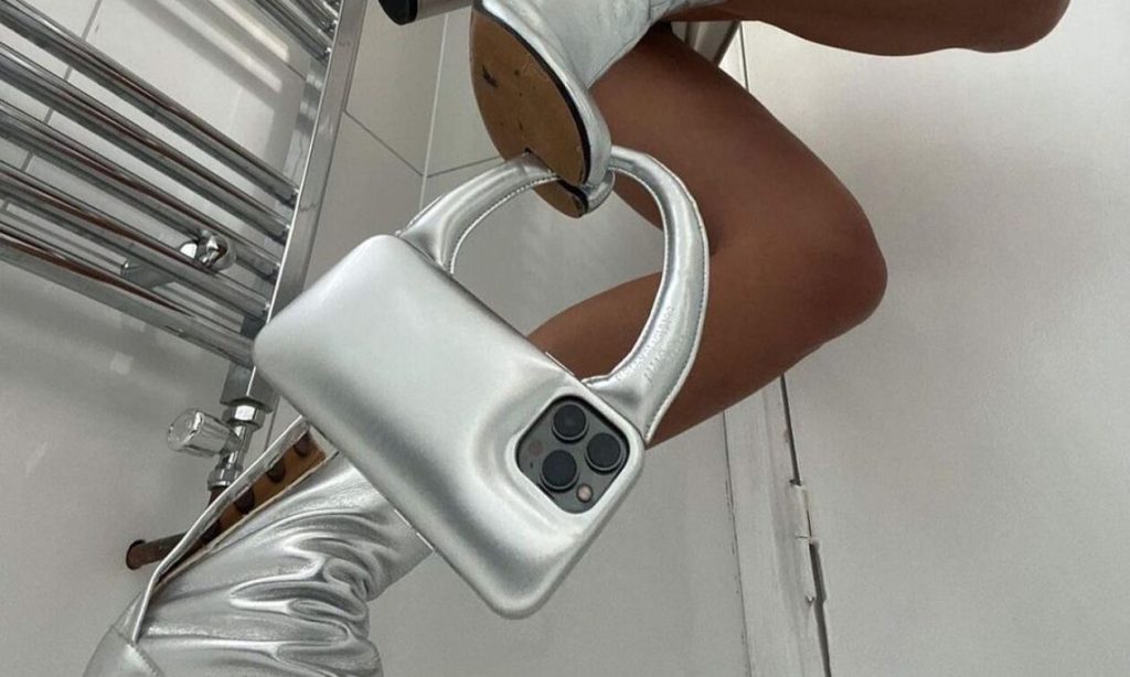 Αυτή είναι η πιο μοδάτη τσάντα-θήκη κινητού που έγινε viral στο TikTok (φωτό-βίντεο)