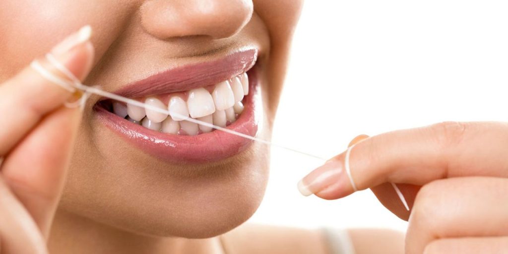 Οδοντικό νήμα και βουρτσάκια πρέπει να τα χρησιμοποιείτε πριν ή μετά το βούρτσισμα;