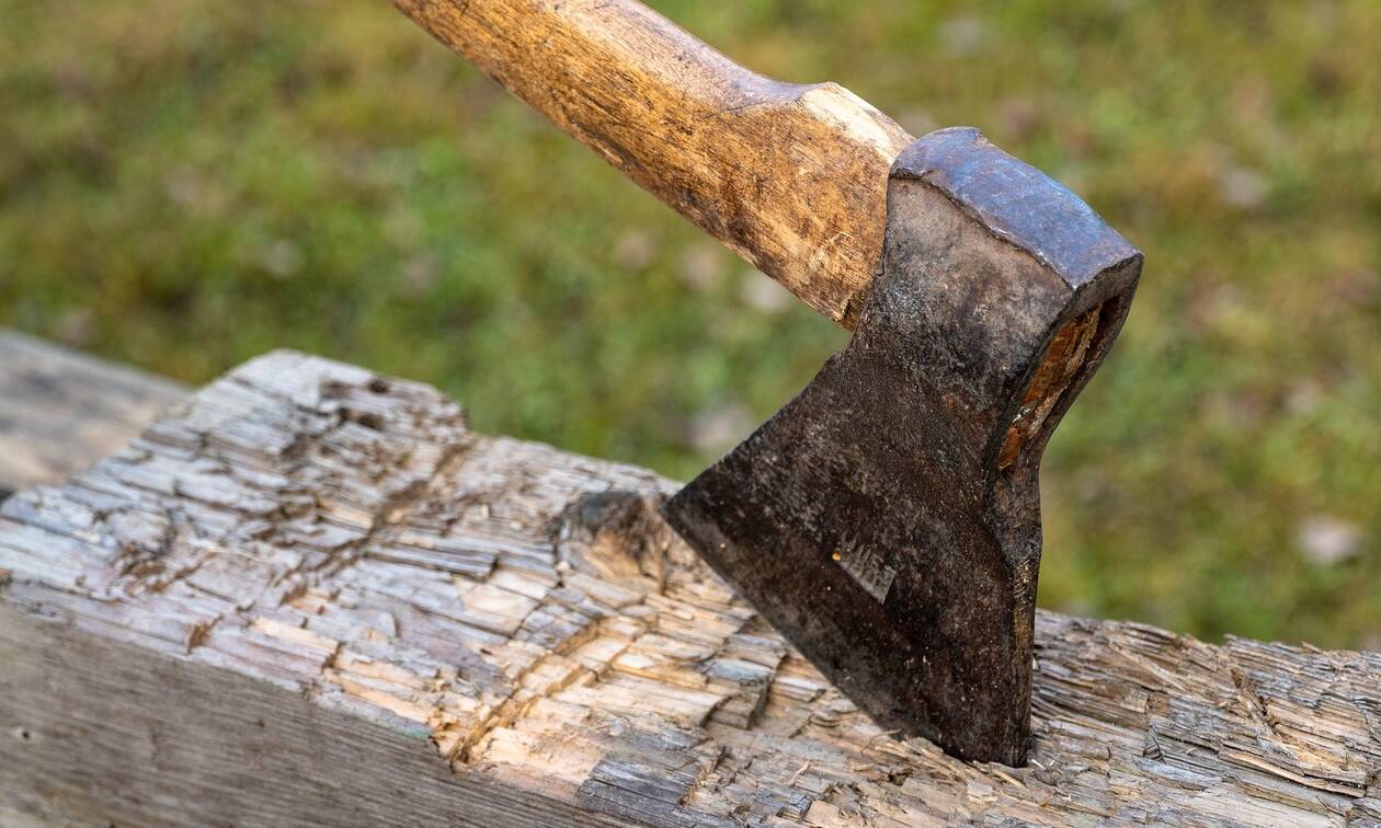 Αγρίνιο: Άνδρας χτύπησε 45χρονο στην πλάτη με τσεκούρι