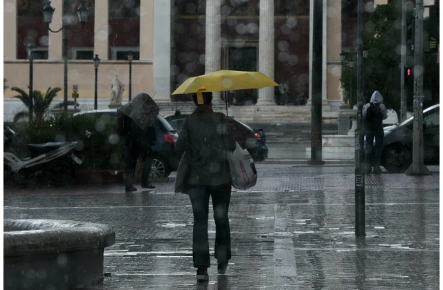 Καιρός: Βροχές και καταιγίδες με θυελλώδεις νοτιάδες σήμερα – «Πέφτει» η θερμοκρασία