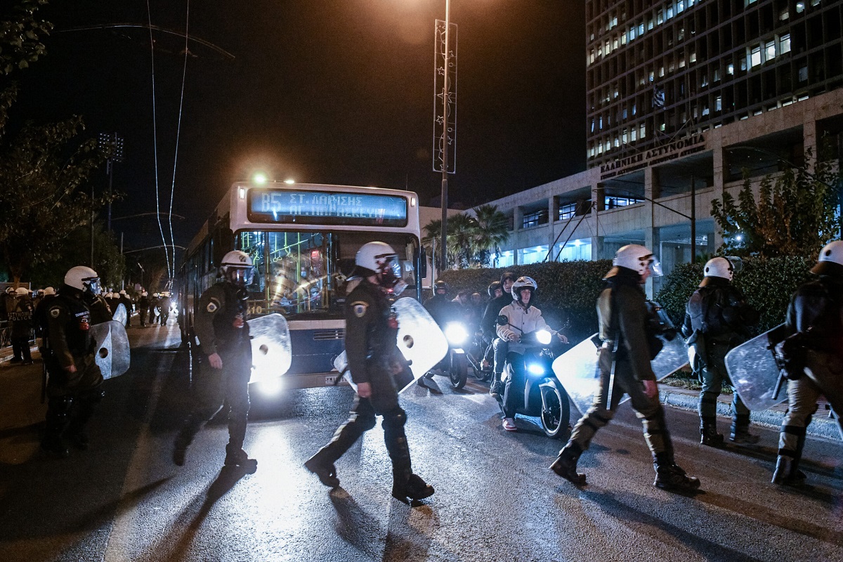 Σοβαρά επεισόδια στα «Προσφυγικά» της Λ.Αλεξάνδρας – 78 συλλήψεις και 7 τραυματίες αστυνομικοί (βίντεο) (upd)