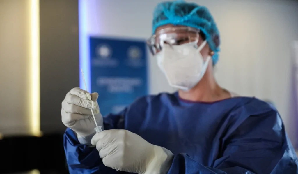 Δείτε αναλυτικά τις περιοχές που πραγματοποιούνται αύριο (23/11) δωρεάν rapid test από τον ΕΟΔΥ