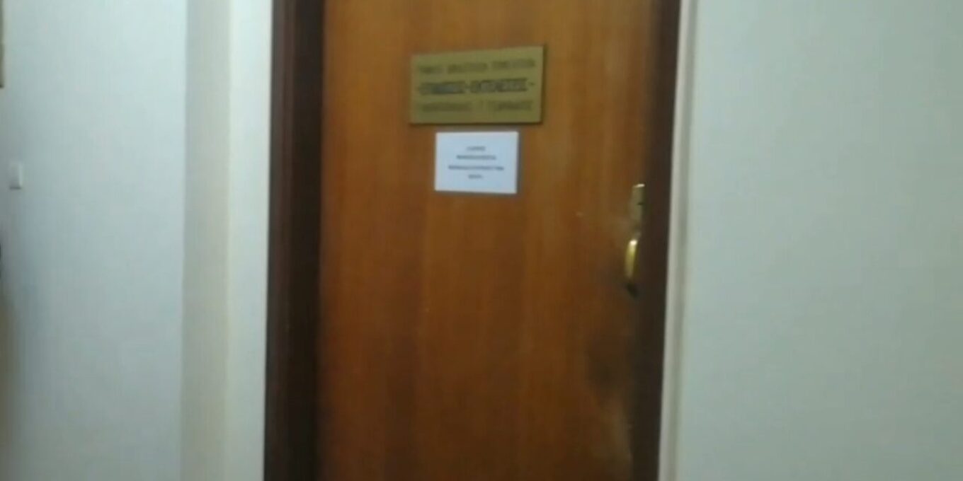 Παρέμβαση του Ρουβίκωνα στο γραφείο του δικαστικού επιμελητή που έκανε έξωση στην Ι.Κολοβού (βίντεο)